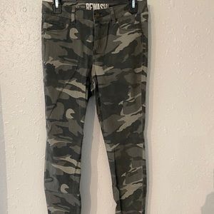 Raw hem camo skinny jeans